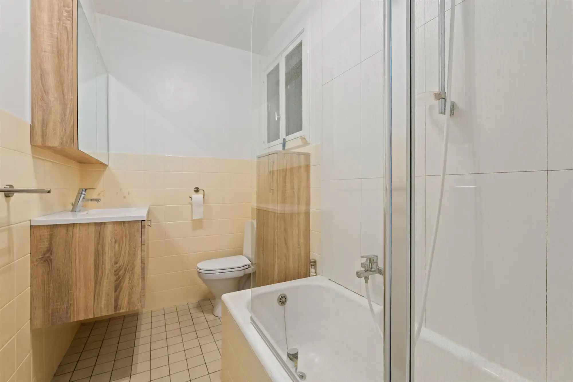 Instapklaar zonnig appartement in centrum en vlak aan de dijk! foto 7