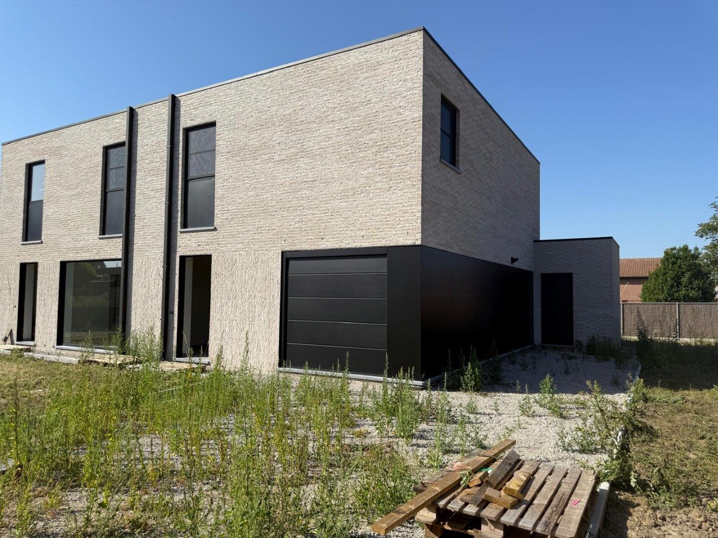 Instapklare nieuwe woning in een rustige woonwijk  foto {{pictureIndex}}