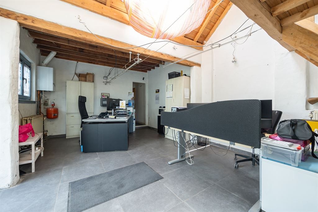 karaktervolle, te renoveren woning foto 10