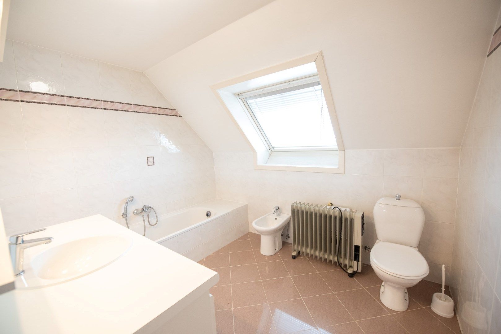 Ruim duplex appartement met terras en garage in centrum Zulte!  foto 12