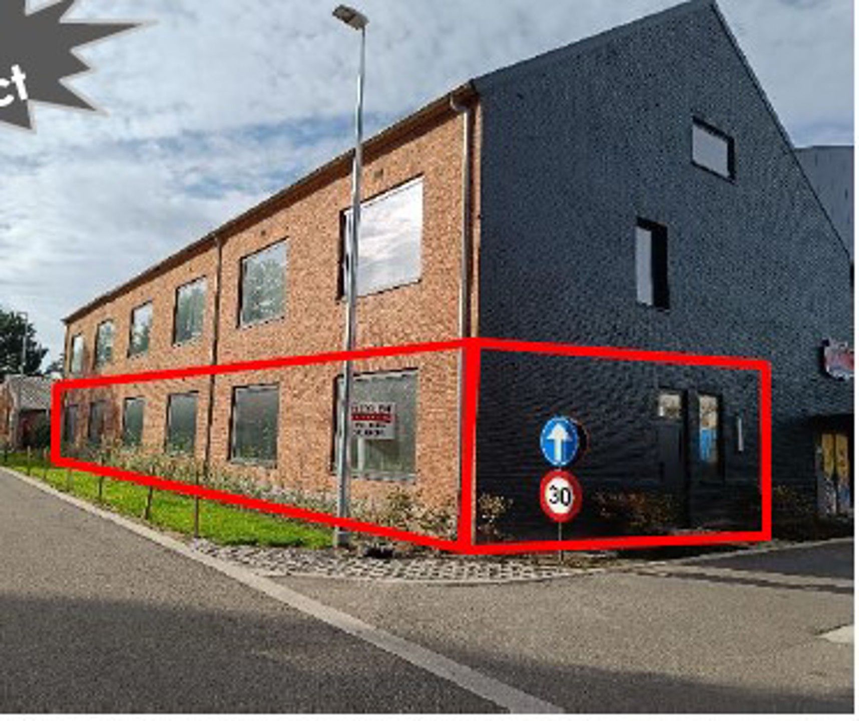 Volledig gerenoveerde polyvalente ruimte  te huur, ook tijdelijke huur / POP-UP van max. 4 maanden mogelijk ! foto {{pictureIndex}}