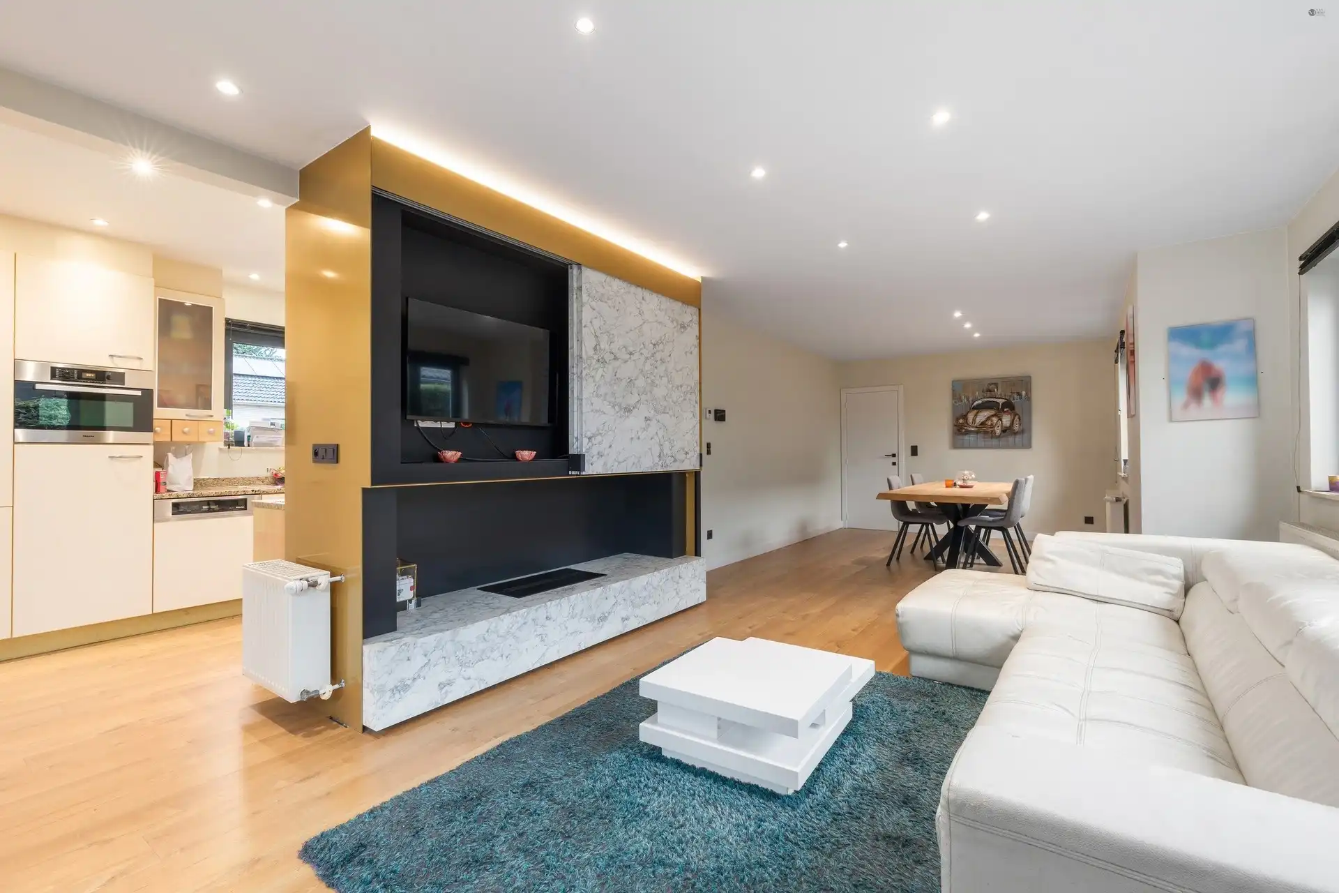 Instapklare woning met praktijk ruimte, 3 à 4 slaapkamers, 2 badkamers en veel parkeermogelijkheden foto 2