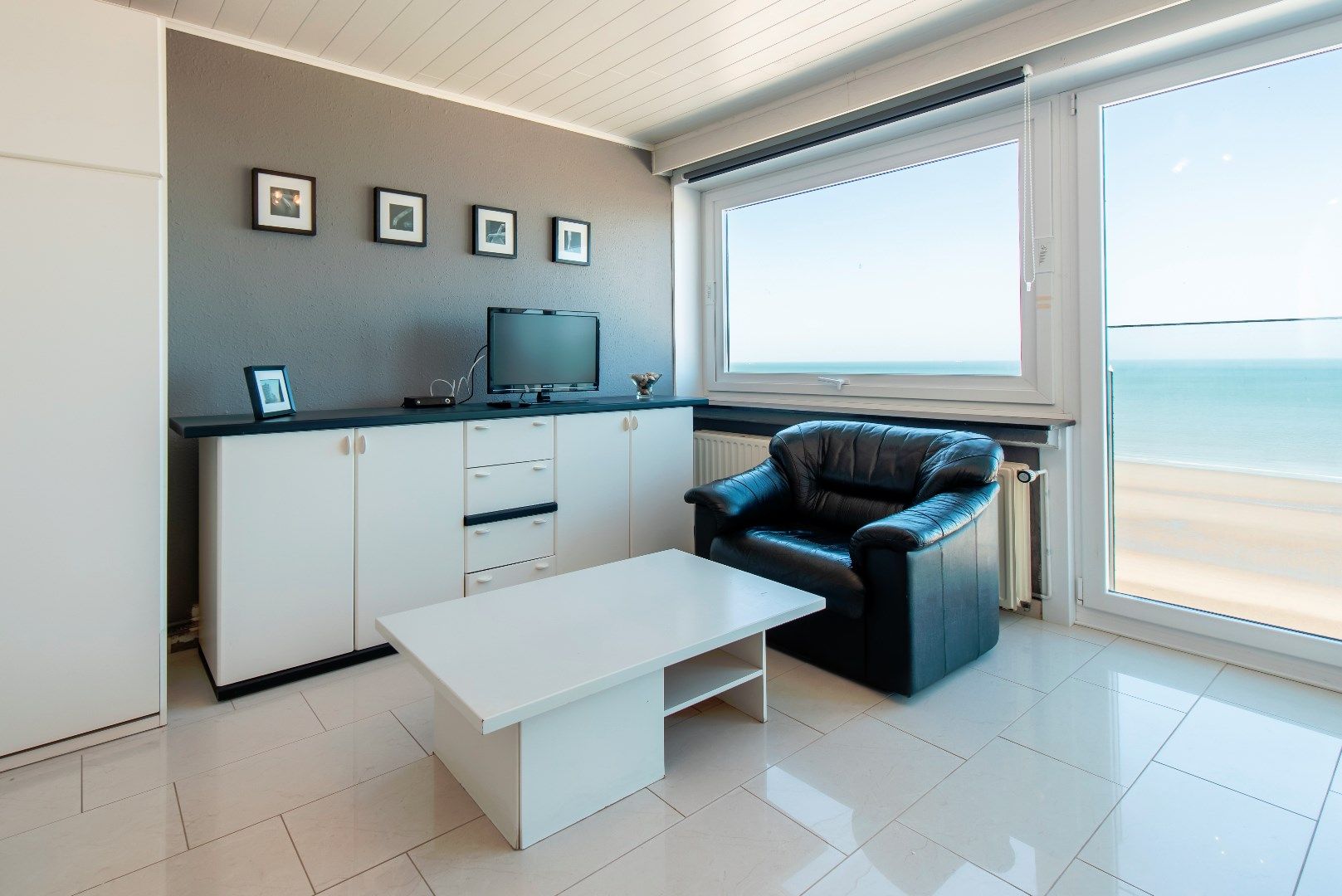Mooi afgewerkte studio met frontaal zicht op zee en zeer lage EPC waarde foto 4