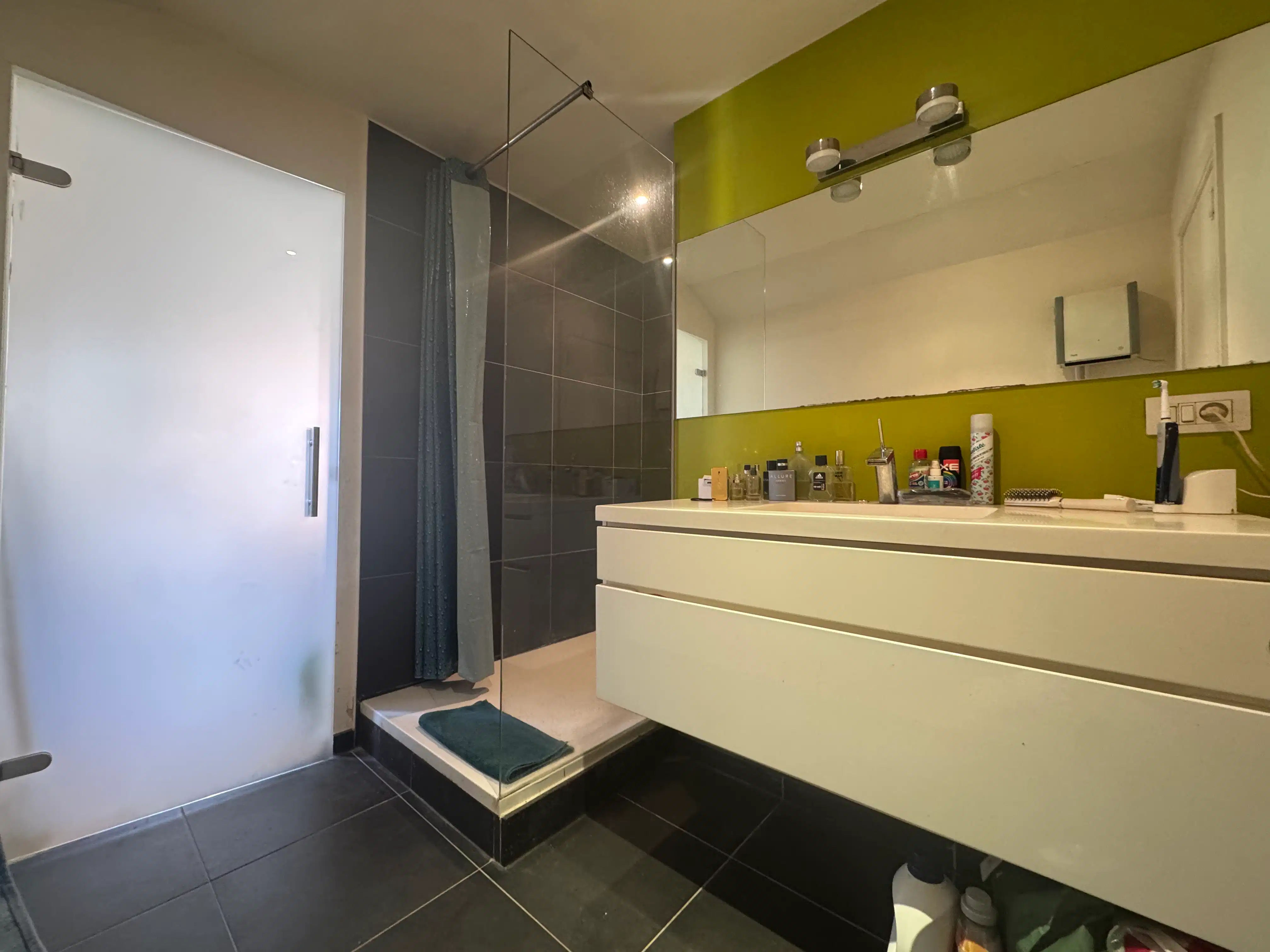 Unieke hoekstudio op pleinlocatie foto 8