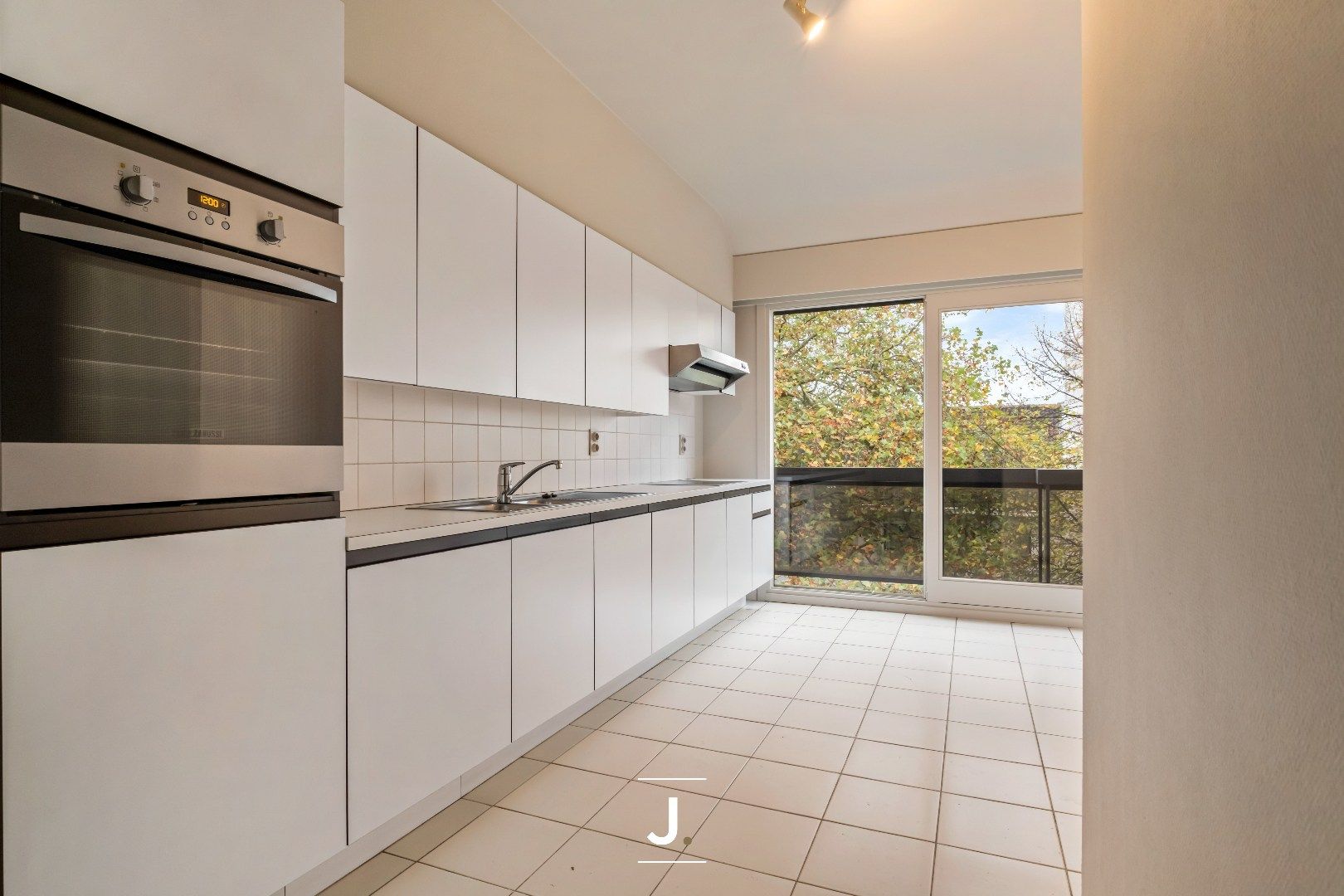 Gezellig en lichtrijk appartement te huur in hartje Kortrijk! foto 7