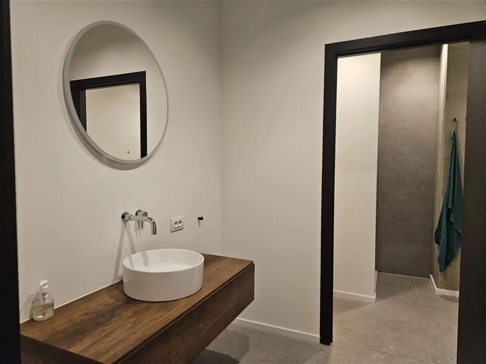 Moderne kantoren op zichtlocatie langs de E40 foto 11