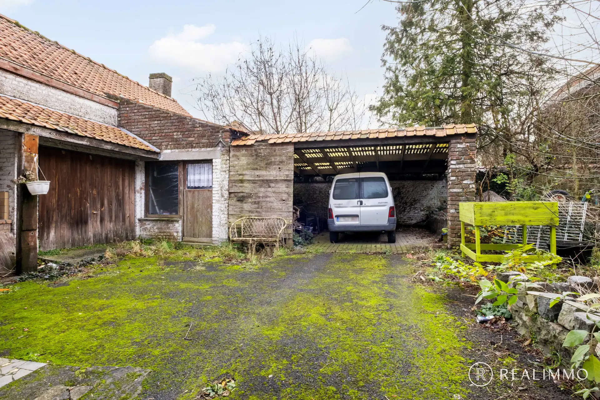 Alleenstaande woning met renovatiepotentieel in het centrum van Helkijn foto 3