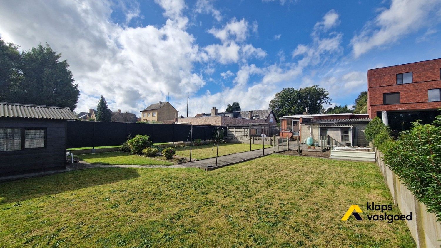 Toffe gezinswoning op perceel van bijna 8a met 3 slaapkamers foto 6