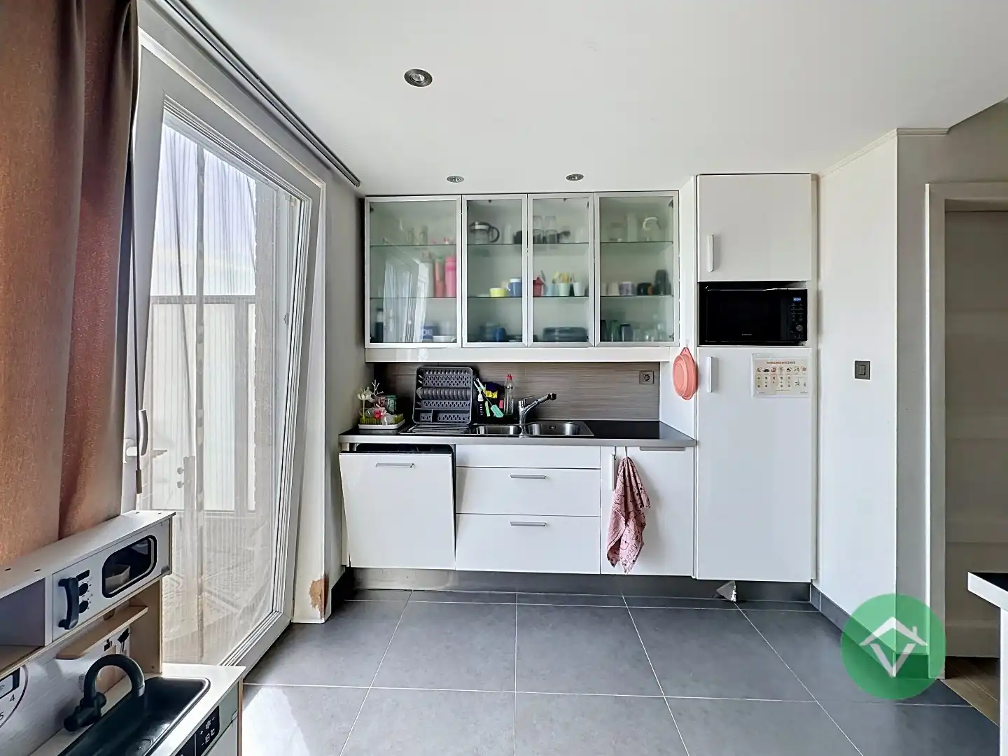 Instapklare gezinswoning met drie slaapkamers te huur in het centrum van Moere foto 6