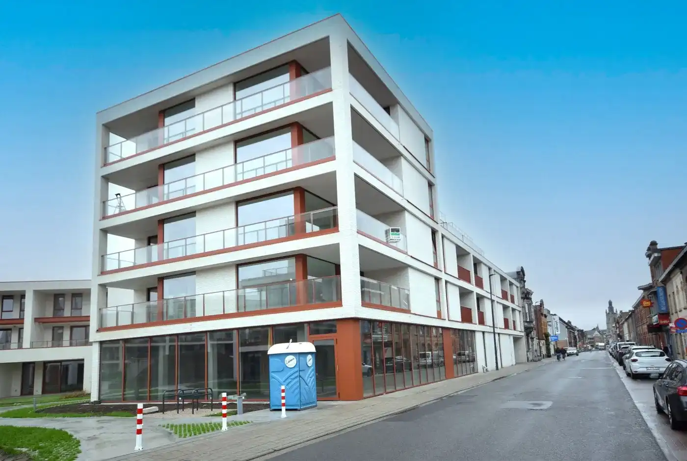 INSTAPKLAAR EEN SLAAPKAMER APPARTEMENT MET PARKEERPLAATS EN BERGING foto {{pictureIndex}}