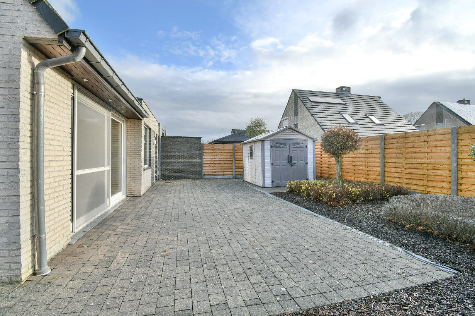 Halfopen gezinswoning met drie slaapkamers foto 3
