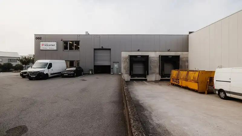 Opslagruimte met kantoren te huur - Willebroek foto {{pictureIndex}}