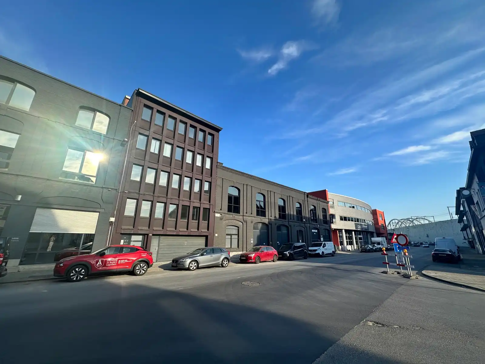 Lichtrijk kantoor van 100 m² te huur in Bredastraat foto {{pictureIndex}}