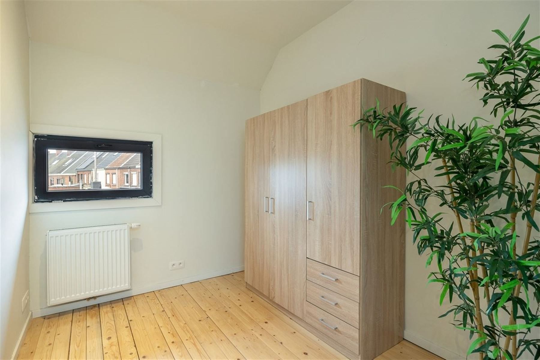 Recent gerenoveerde woning met 2 slpkrs en externe garage foto 10