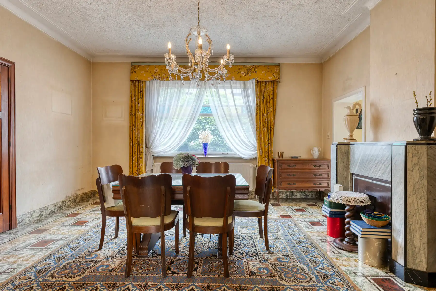 Ruime te renoveren woning met opslagplaats in hartje Gooik foto 5