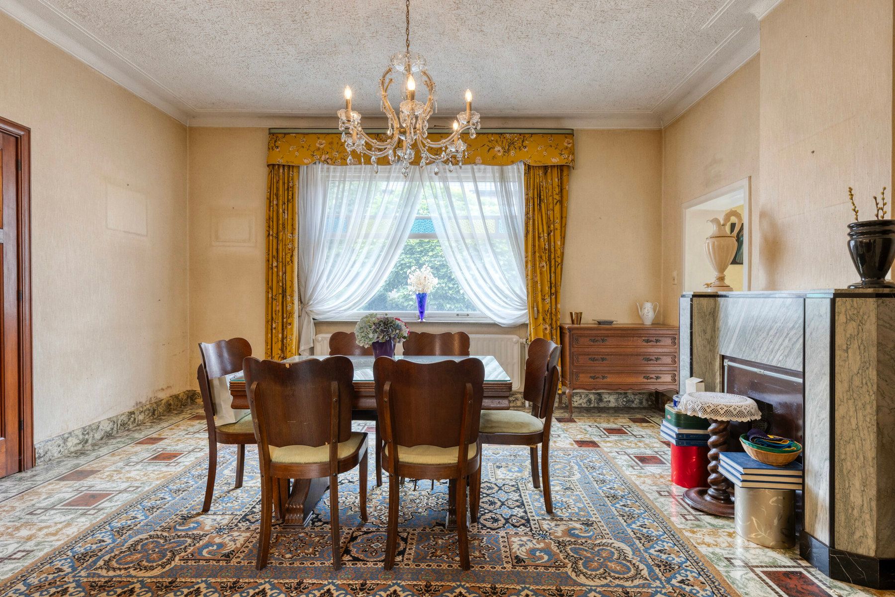 Ruime te renoveren woning met opslagplaats in hartje Gooik foto 5