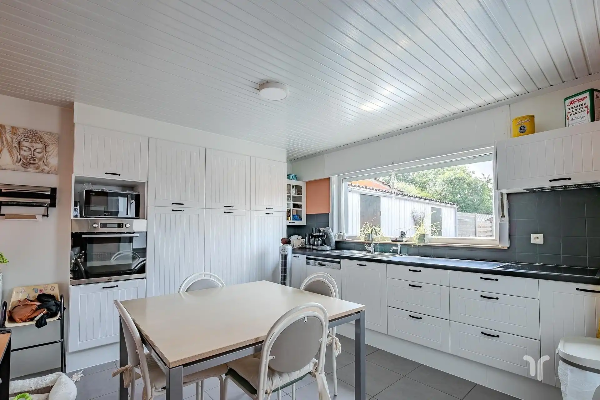 Instapklare, gesloten bebouwing op rustige ligging met 3 slaapkamers, garage en prachtige tuin. foto 4