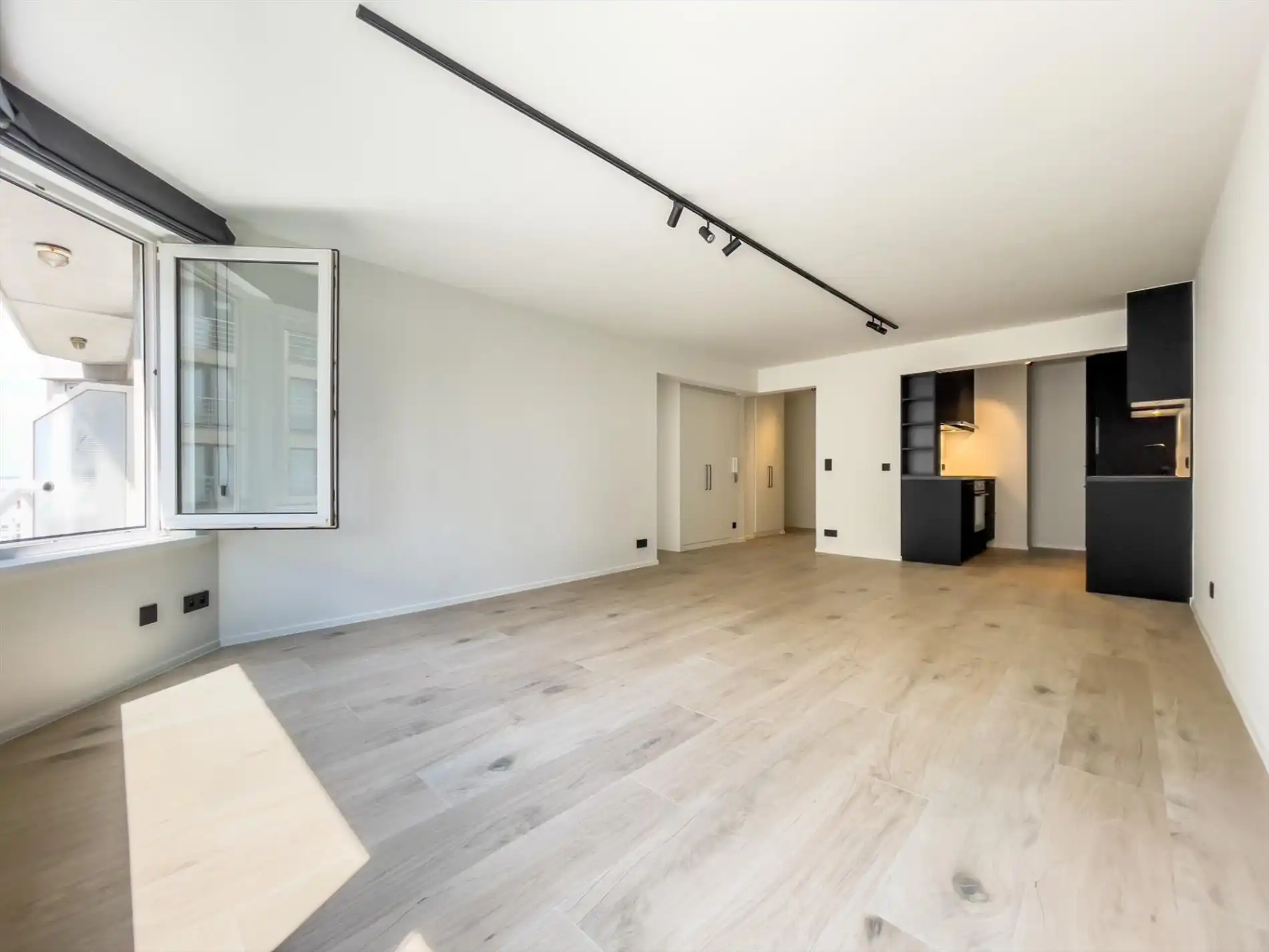 Zonnig, volledig gerenoveerd en ongemeubeld appartement gelegen in de buurt van het Rubensplein met zijdelings zeezicht. foto 3