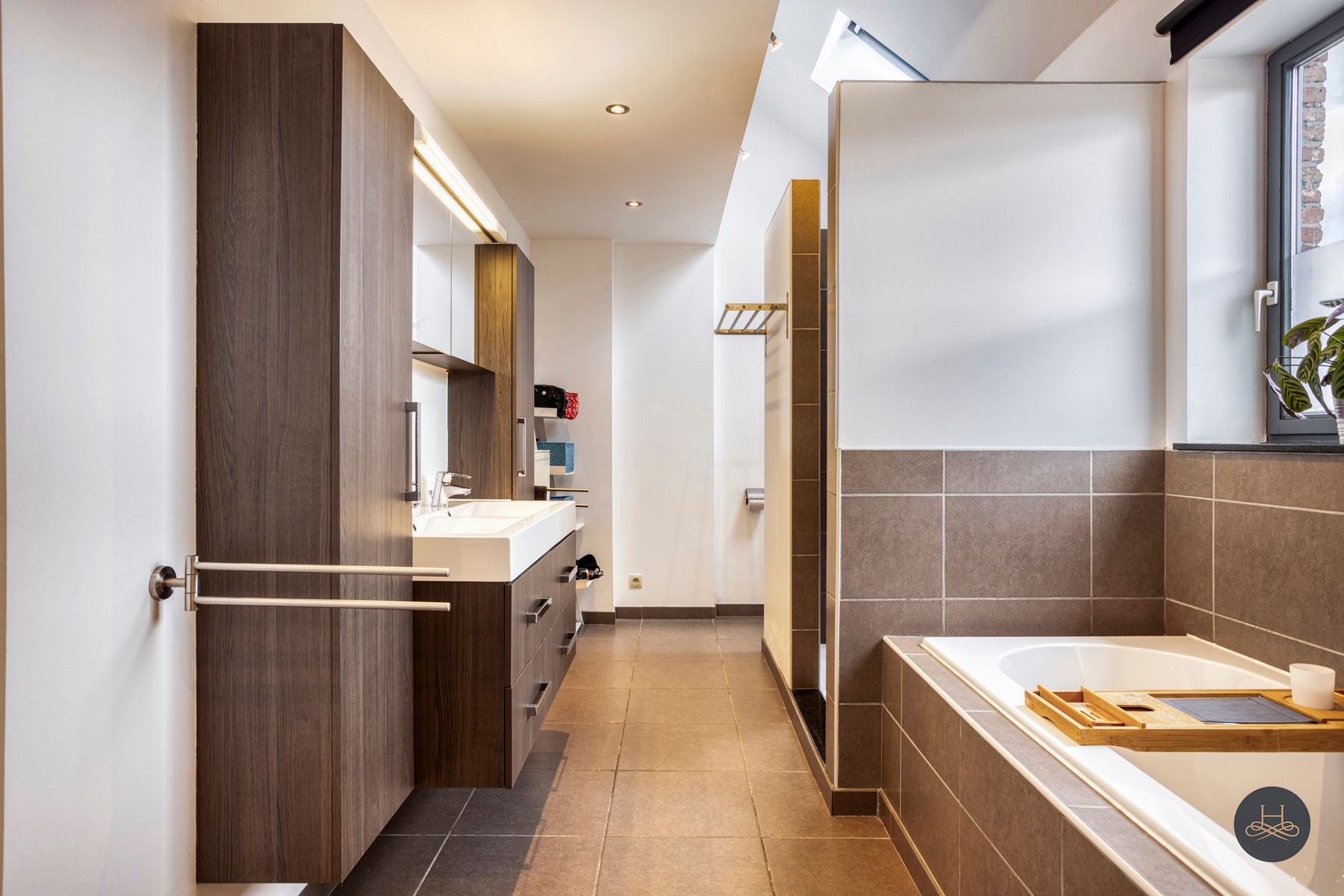 Charmante, gerenoveerde halfopen woning met grote tuin foto 25