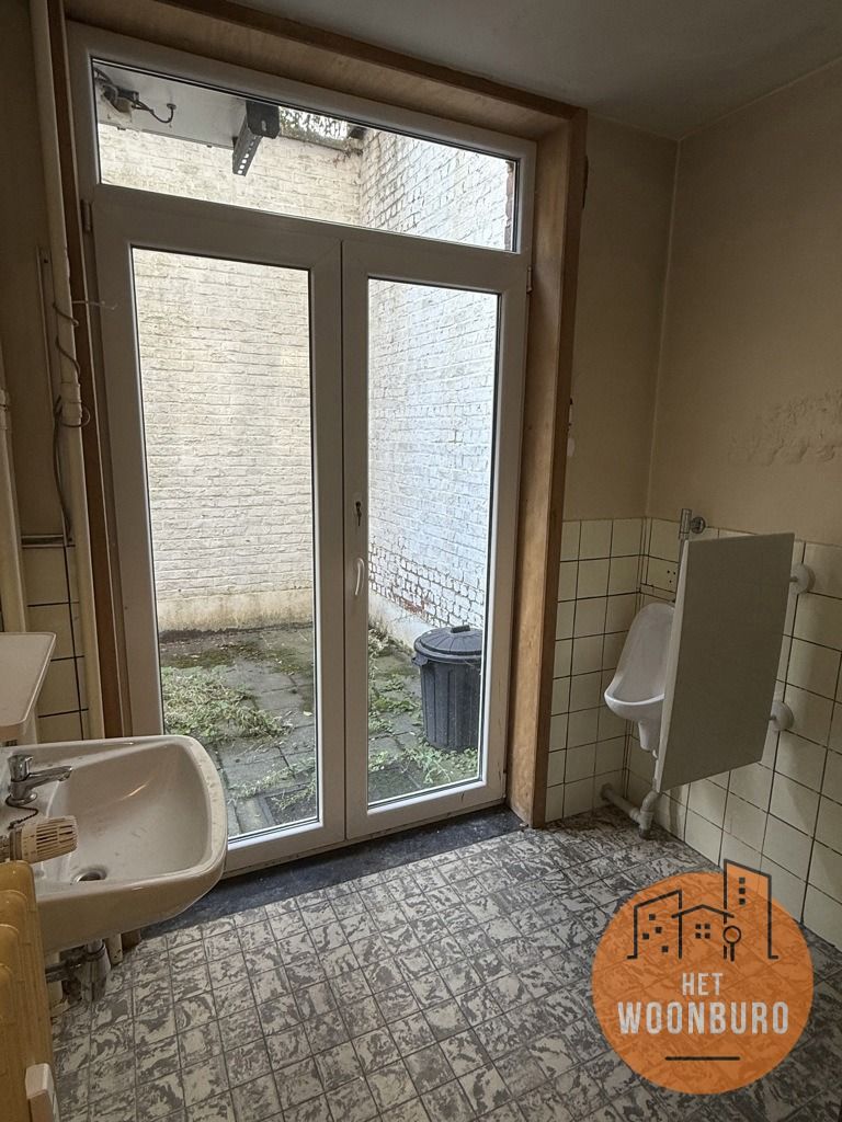 Handelsgelijkvloers met polyvalente ruimte, burelen & opslag foto 12