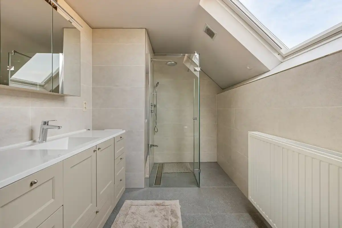 Instapklare villa met 3 slaapkamers, grote bureelkamer en garages foto 22