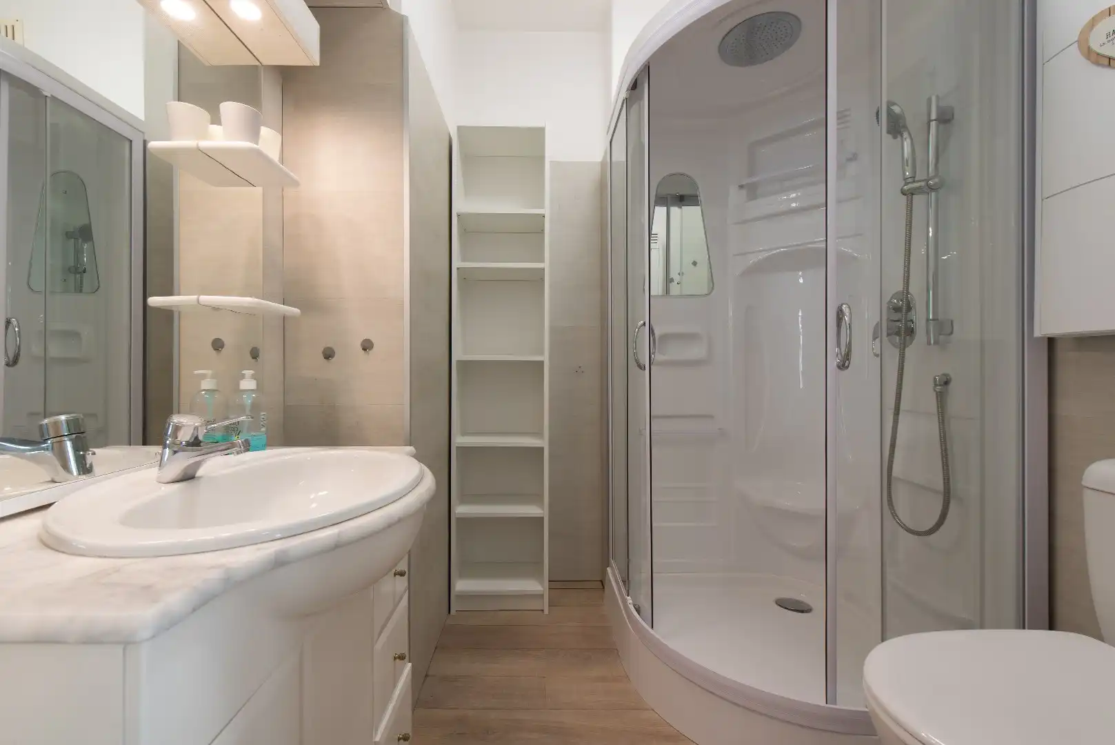 Mooi vernieuwde studio gelegen op de vierde verdieping met zonneterras foto 9