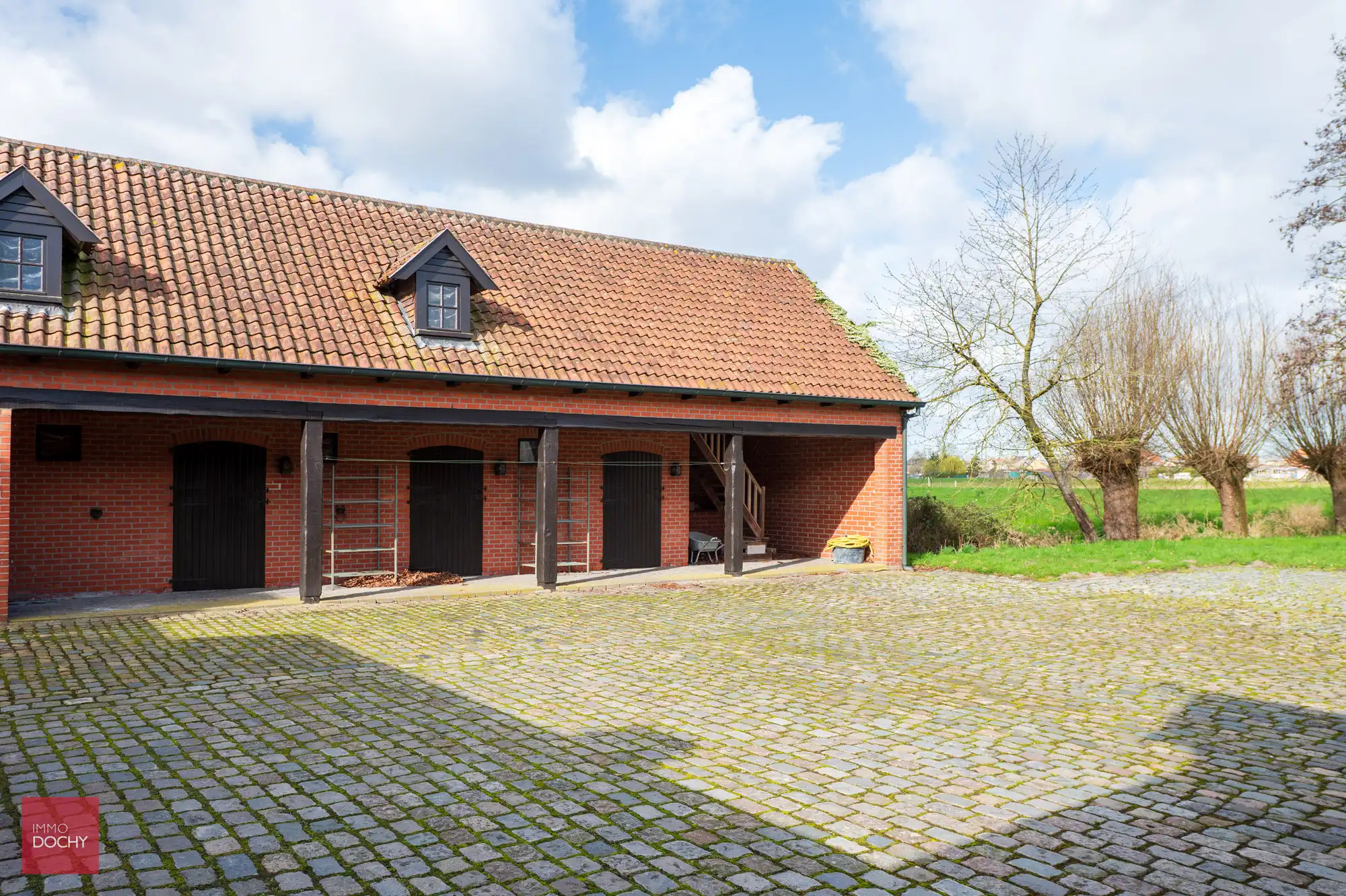 Villa met paardenstallen op 4.876m² foto 5