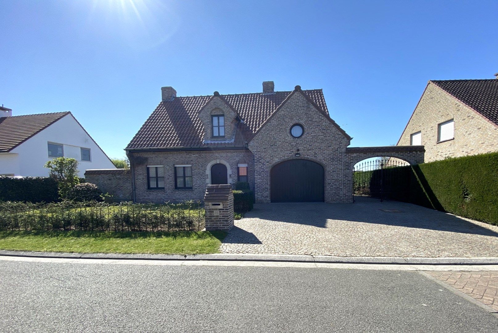 ALLEENSTAANDE WONING MET 4 SLPKS | INPANDIGE GARAGE | TUIN foto {{pictureIndex}}
