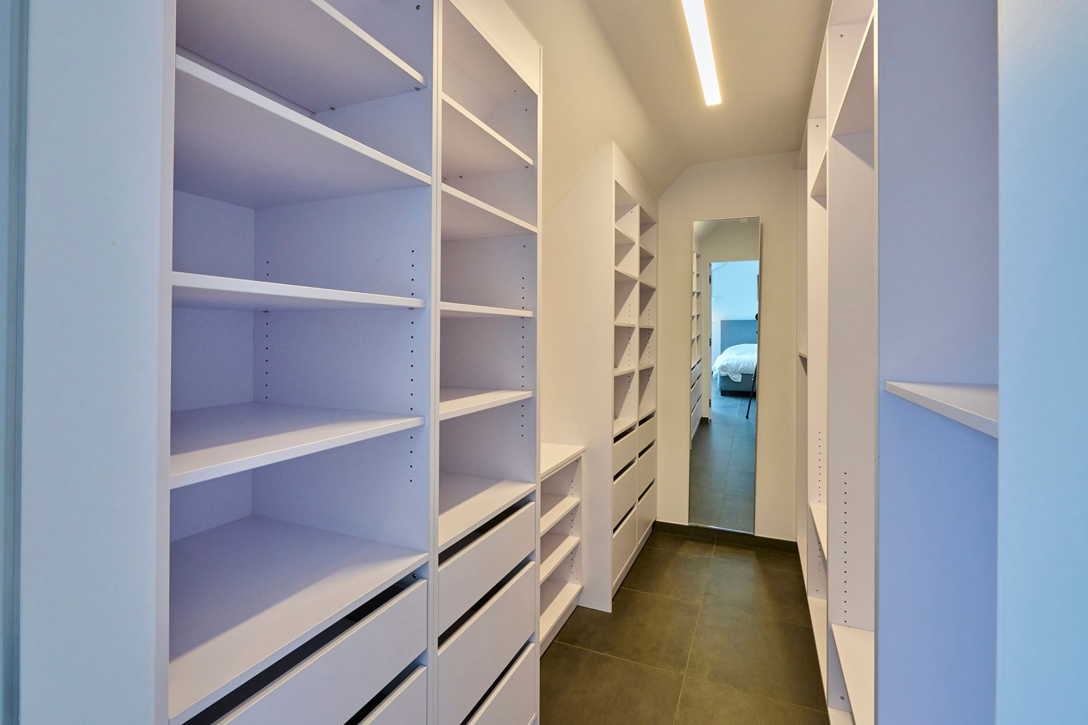 ZEER RUIM EN HOOGWAARDIG AFGWERKT APPARTEMENT IN HET CENTRUM foto 10
