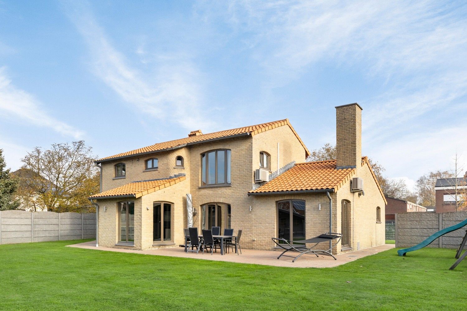 Instapklare villa met 4 slaapkamers, dubbele garage en tuin. foto 3