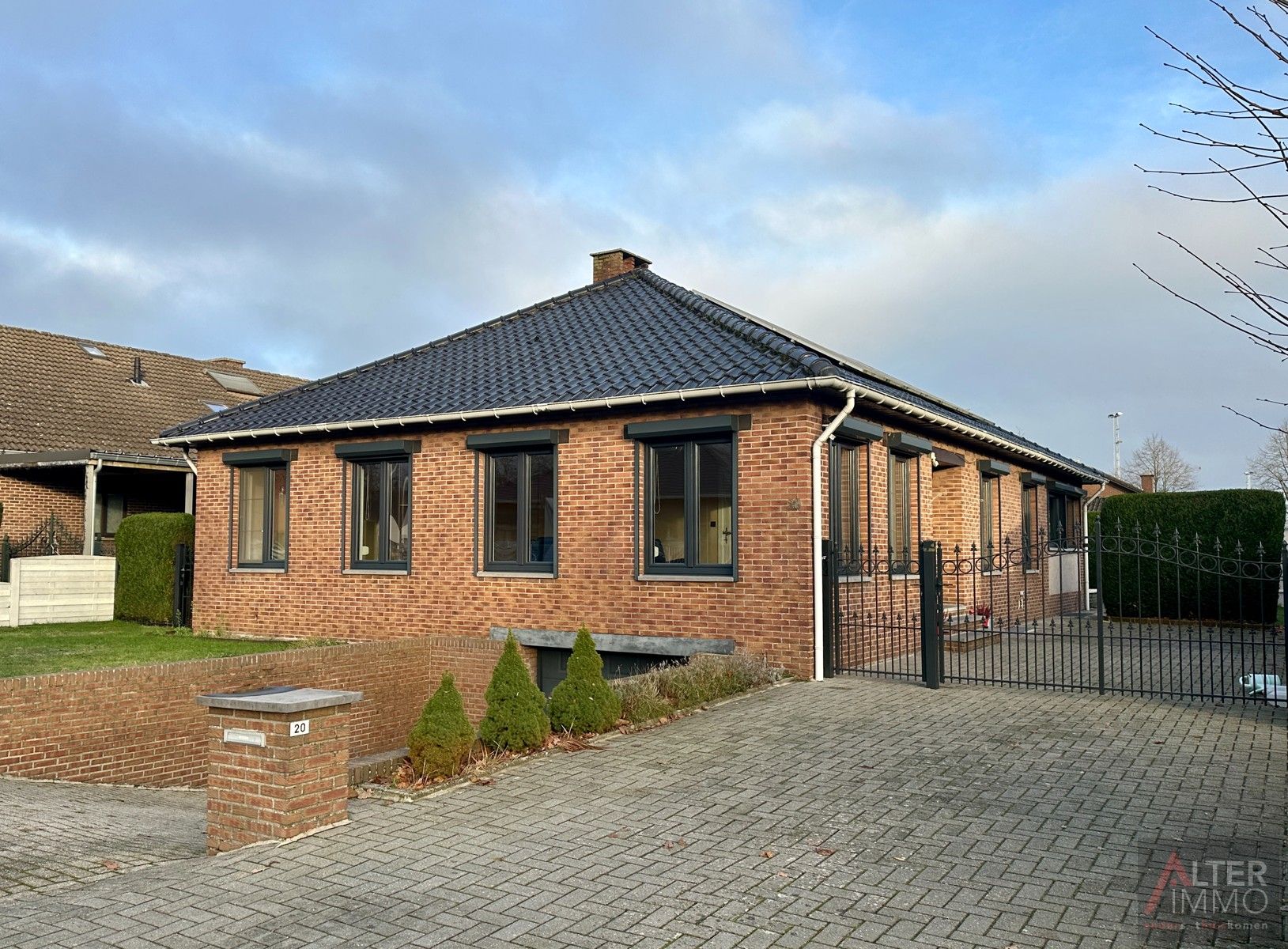 Instapklare woning, 3/4 slpks, ruime zolder en royale garage! foto {{pictureIndex}}
