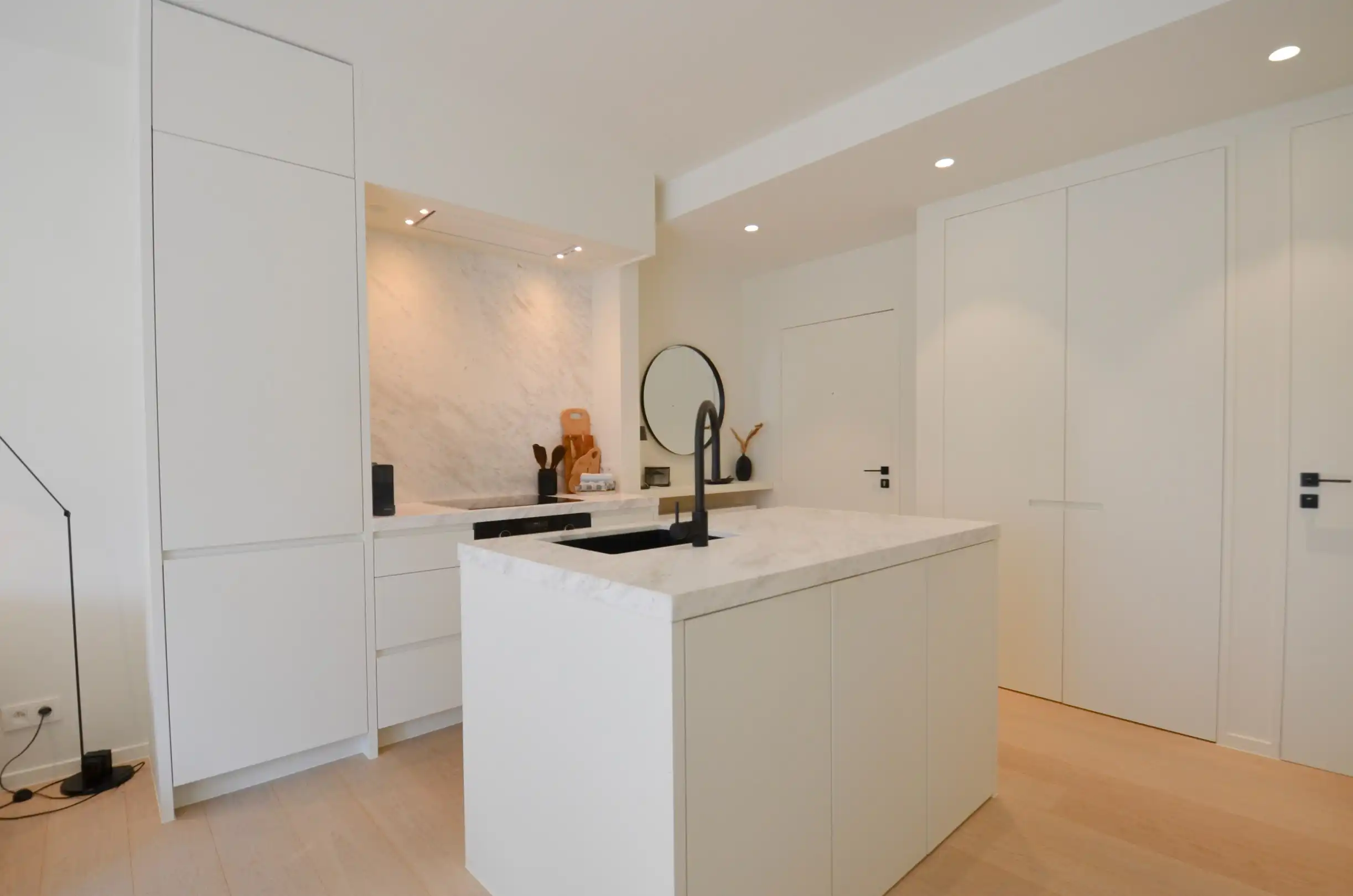 Volledig gerenoveerd hoek-appartement met een ruim zuid gericht terras gelegen aan de Zeedijk in het Zoute. foto 5