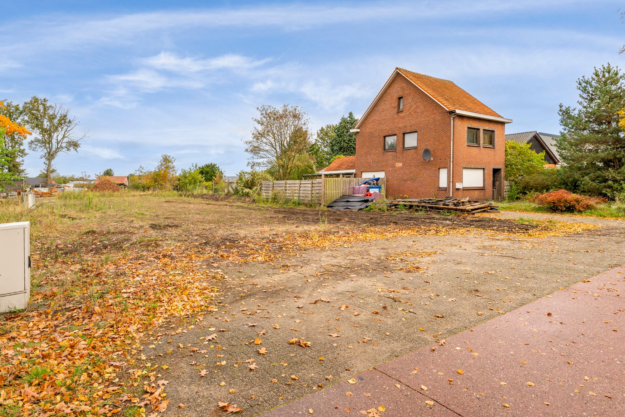 KNAPPE BOUWKAVEL (+-17A) OP GROENE, DOCH CENTRALE EN GUNSTIGE LOCATIE IN LOMMEL! Deze bouwkavel met maar liefst een oppervlakte van +-17a biedt de mogelijkheid voor het bouwen van een prachtige eengezinswoning op een heerlijke plek. Zo zijn basisschool, supermarkt, bakker, apotheek, horeca op fietsafstand bereikbaar. Centraal tussen Lommel en Leopoldsburg gelegen. foto 6