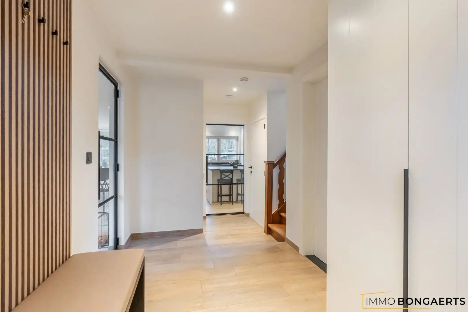 Gerenoveerde woning met 4 slaapkamers op rustige ligging foto 2