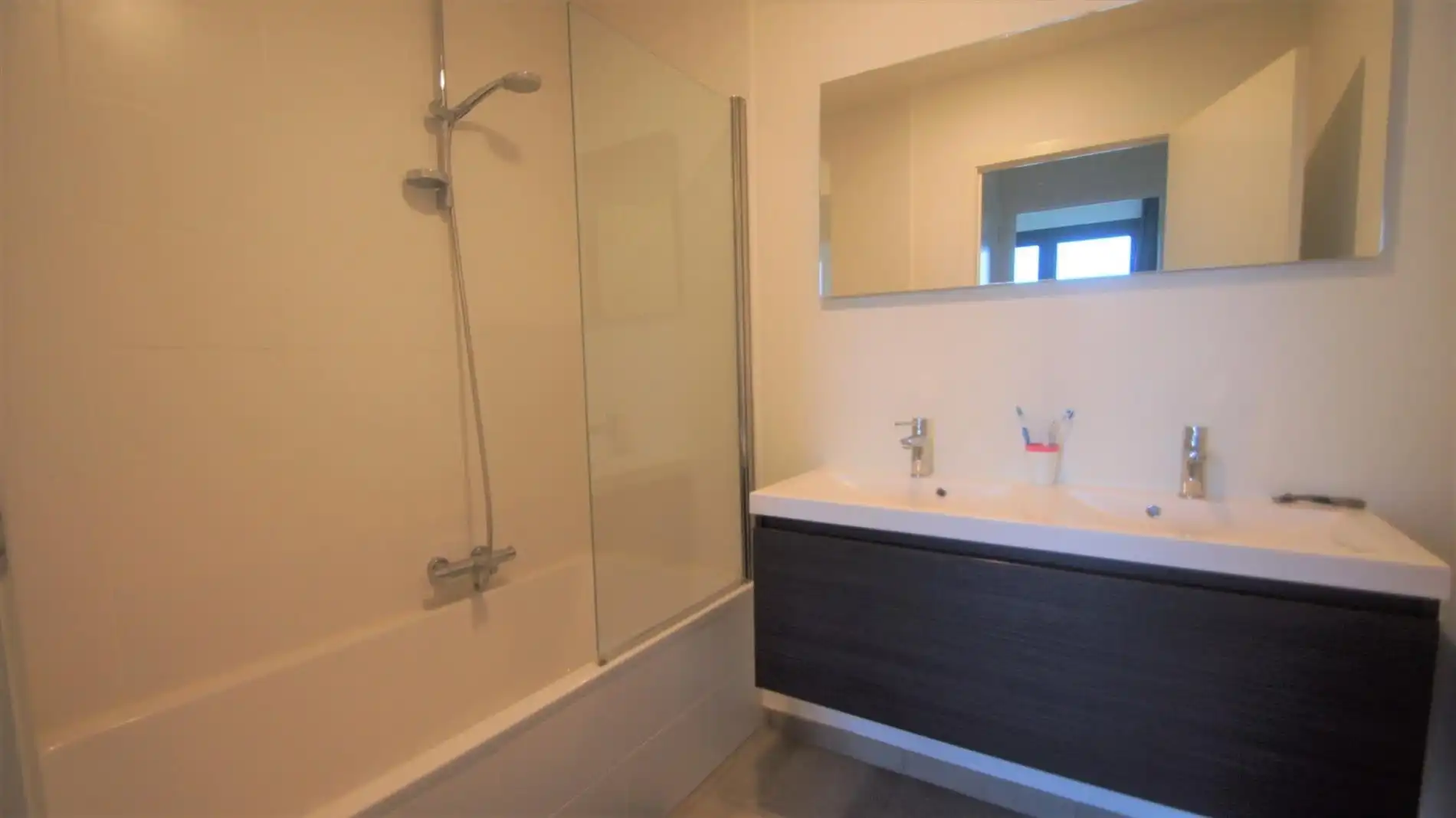 Ruim en recent 2 slpks-app. met terras en autostaanplaats foto 9