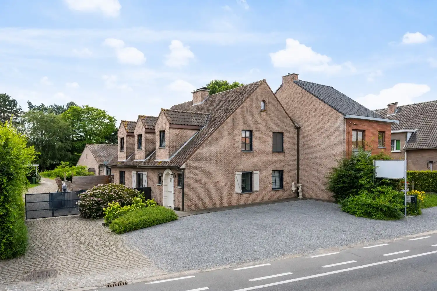 Ruime op te frissen gezinswoning met 4 slaapkamers, dubbele garage en zonnige tuin op 1.595 m² foto {{pictureIndex}}