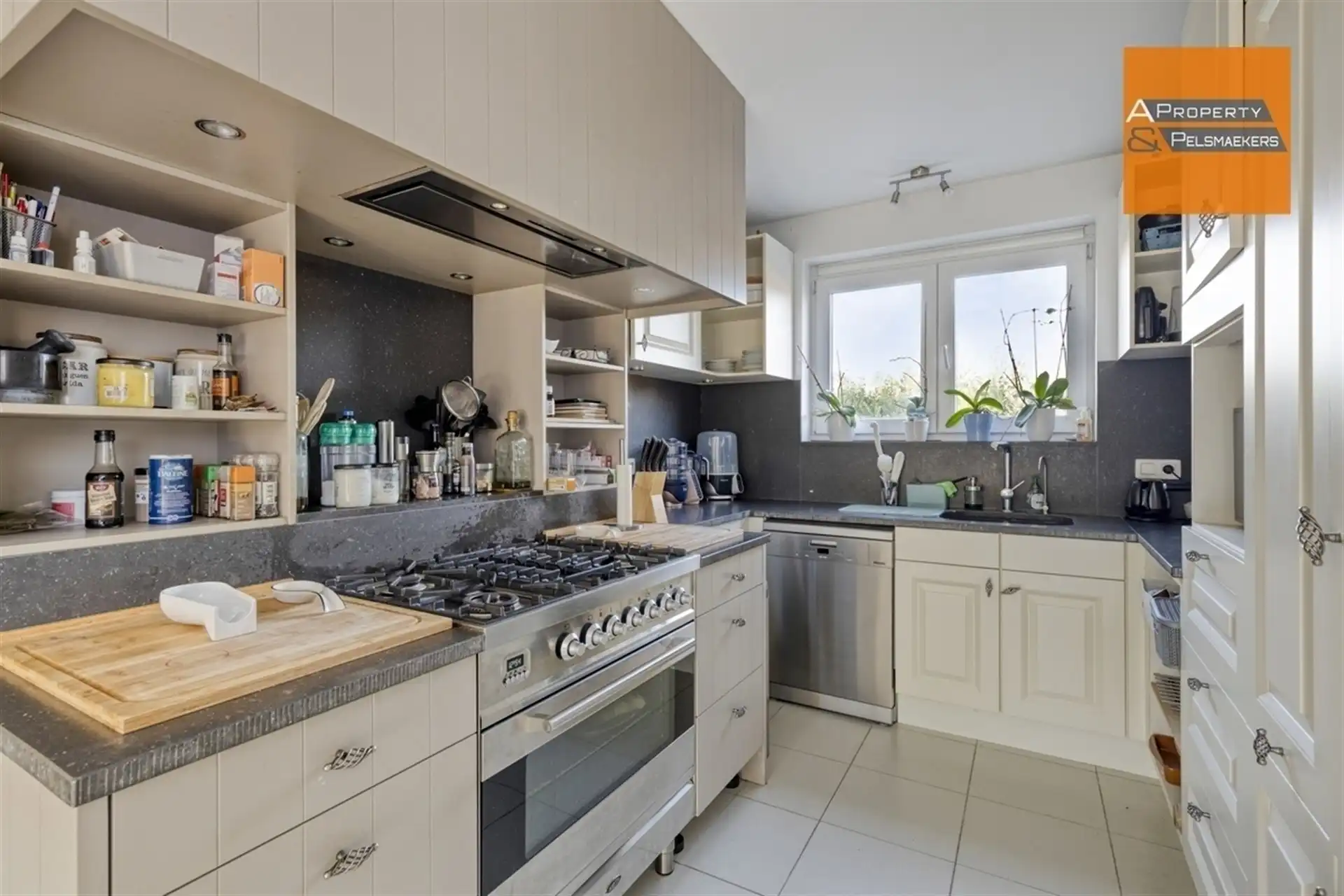 BOD AANVAARD Gelijkvloers appartement met 2 slaapkamers 2 staanplaatsen en tuin foto 10