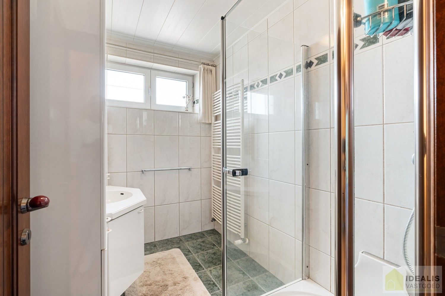 IDEALIS VASTGOED – ZEER RUIM HOEKAPPARTEMENT (110M²) MET LICHTRIJKE LEEFRUIMTE, VOLLEDIG UITGERUSTE KEUKEN, MAAR LIEFST 3 SLAAPKAMERS, BERGING, LIFT EN GARAGEBOX OP EEN UITERST GUNSTIGE LOCATIE MIDDEN IN HET CENTRUM VAN PELT. ZEER GESCHIKT VOOR KANDIDATEN OP ZOEK NAAR EEN INSTAPKLAAR APPARTEMENT! foto 20