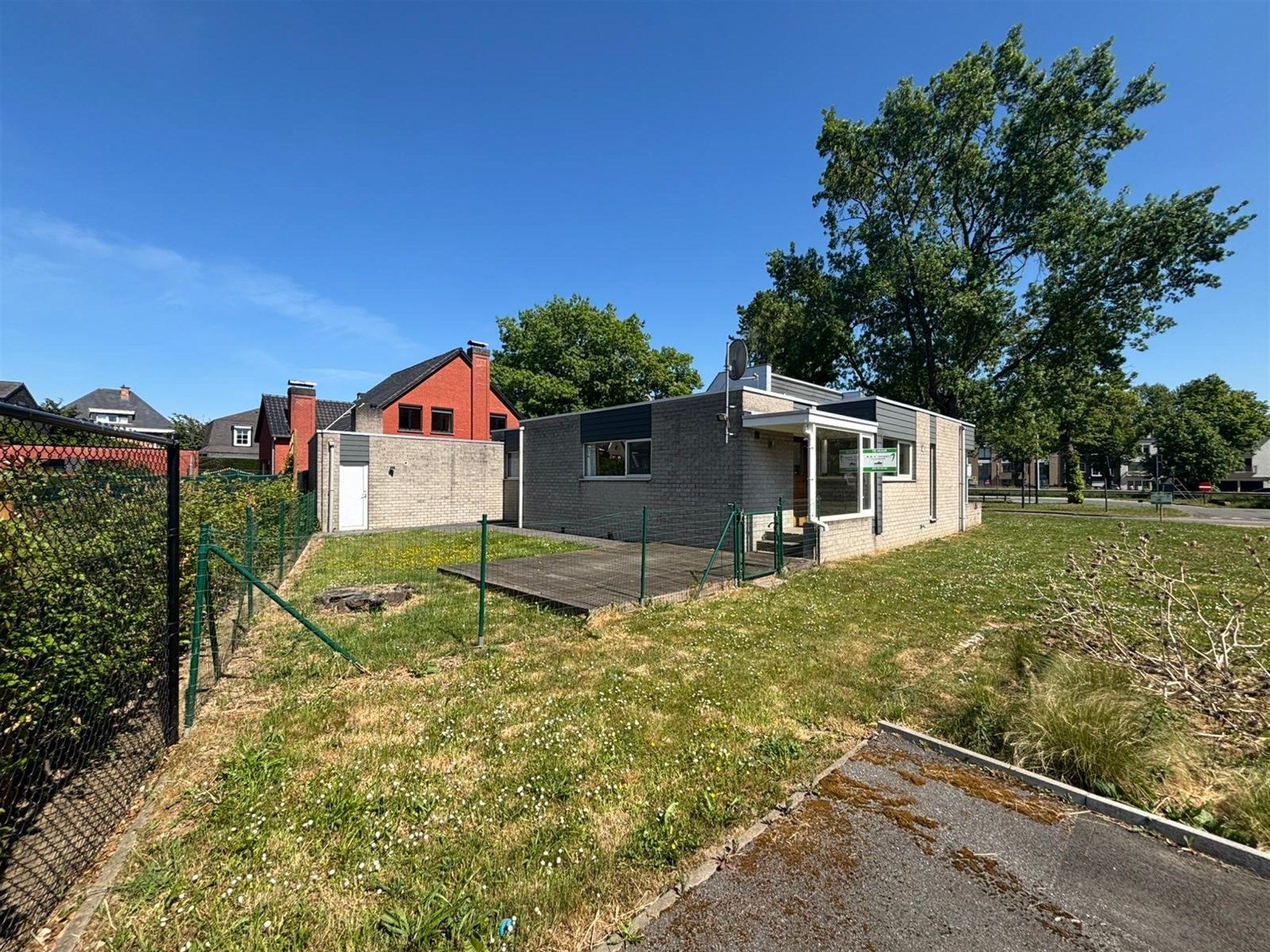 Ruime bungalow met twee slaapkamers en grote tuin foto 3