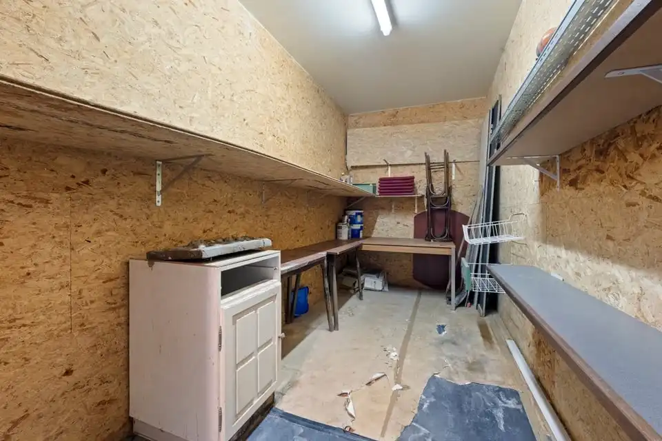 HANDELSHUIS MET PARKING OP EEN TOPLOCATIE IN LINTER foto 18