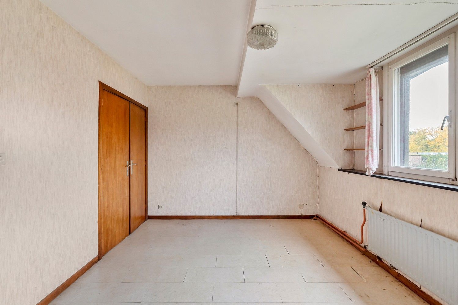 Halfopen bebouwing met garage in doodlopende straat foto 16