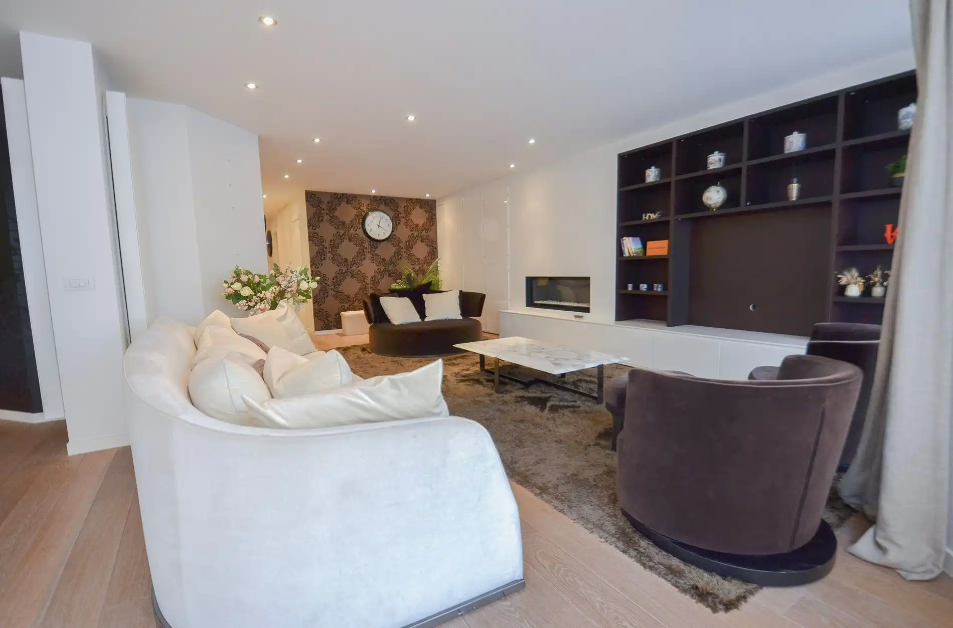 Topaanbieding – Uitzonderlijk ruim appartement gelegen in een stijlvolle residentie. foto 16