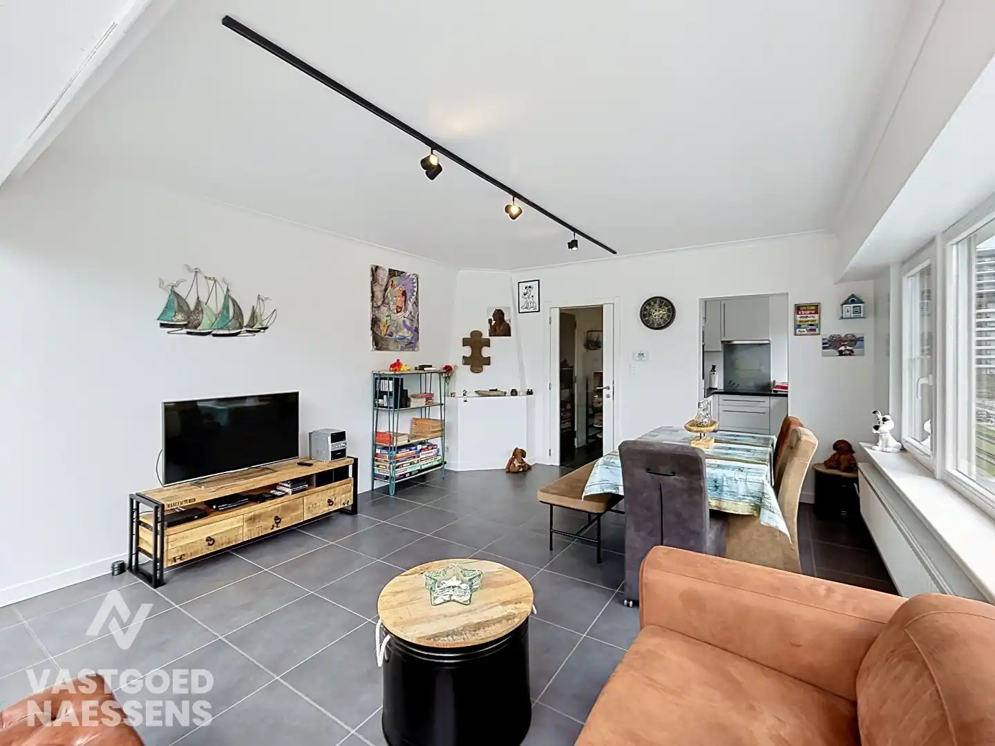LICHTRIJK HOEKAPPARTEMENT MET 3 SLPK VLAKBIJ ZEE foto {{pictureIndex}}