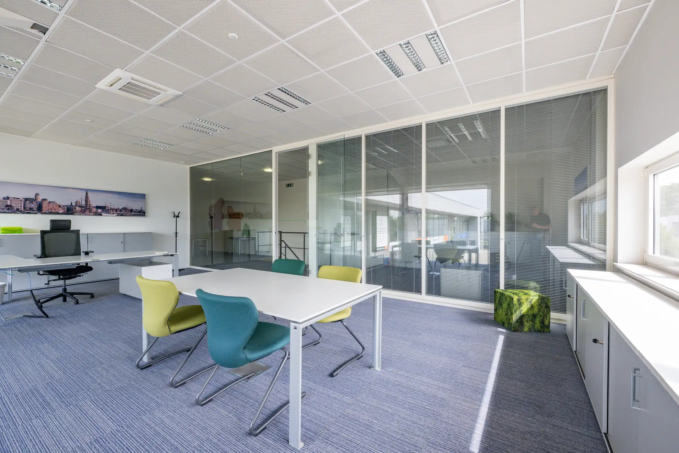 TE HUUR Magazijn + kantoor foto 17