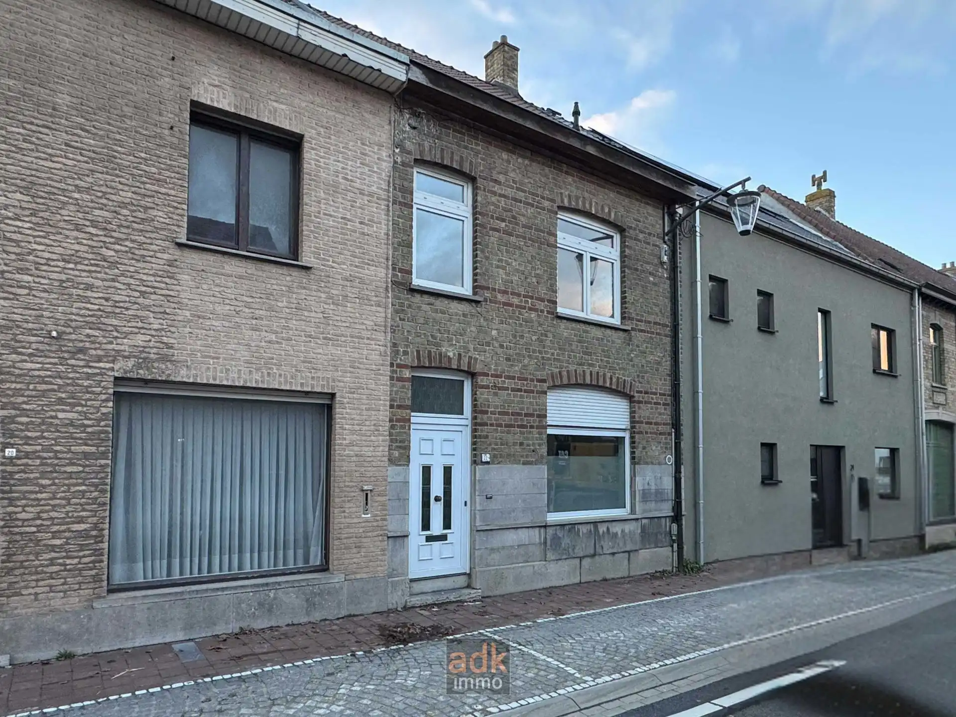 Herenhuis te koop met zuidwest gerichte tuin en parkeerplaats. Vernieuwd dak, nieuwe elektriciteit & nieuwe aardgas-CV foto 2