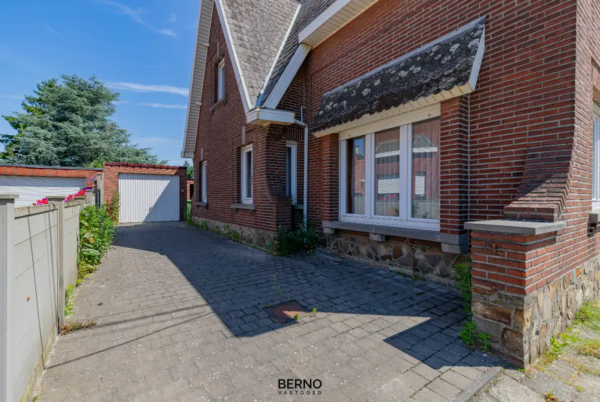 Solide halfopen bebouwing met garage op wandelafstand van het station foto 18