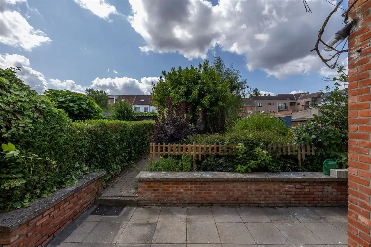 Ruime woning met zuidgerichte tuin en garage in rustige straat nabij centrum. EPC C en 5+ slaapkamers. foto 31