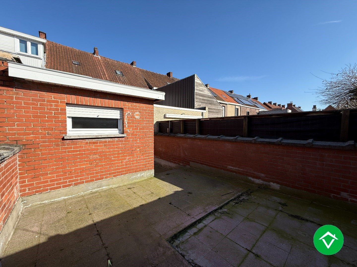 Instapklare rijwoning met 2 slaapkamers, zolder en koer in centrum Roeselare foto 13