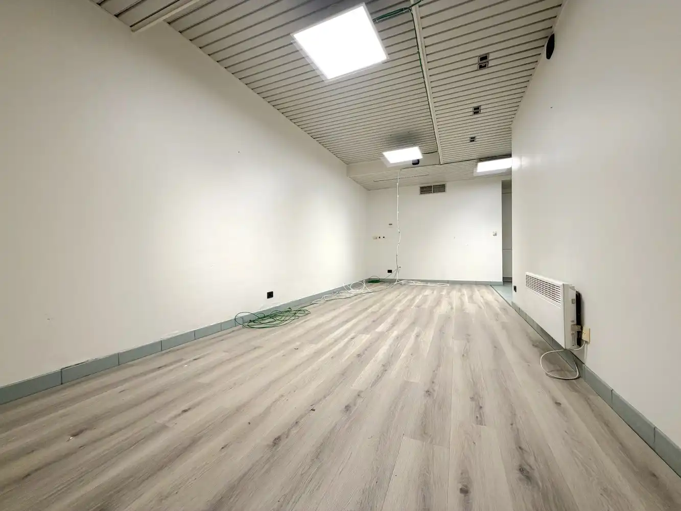 Ruim handelspand (161m²) op topligging in Torhout! foto 7