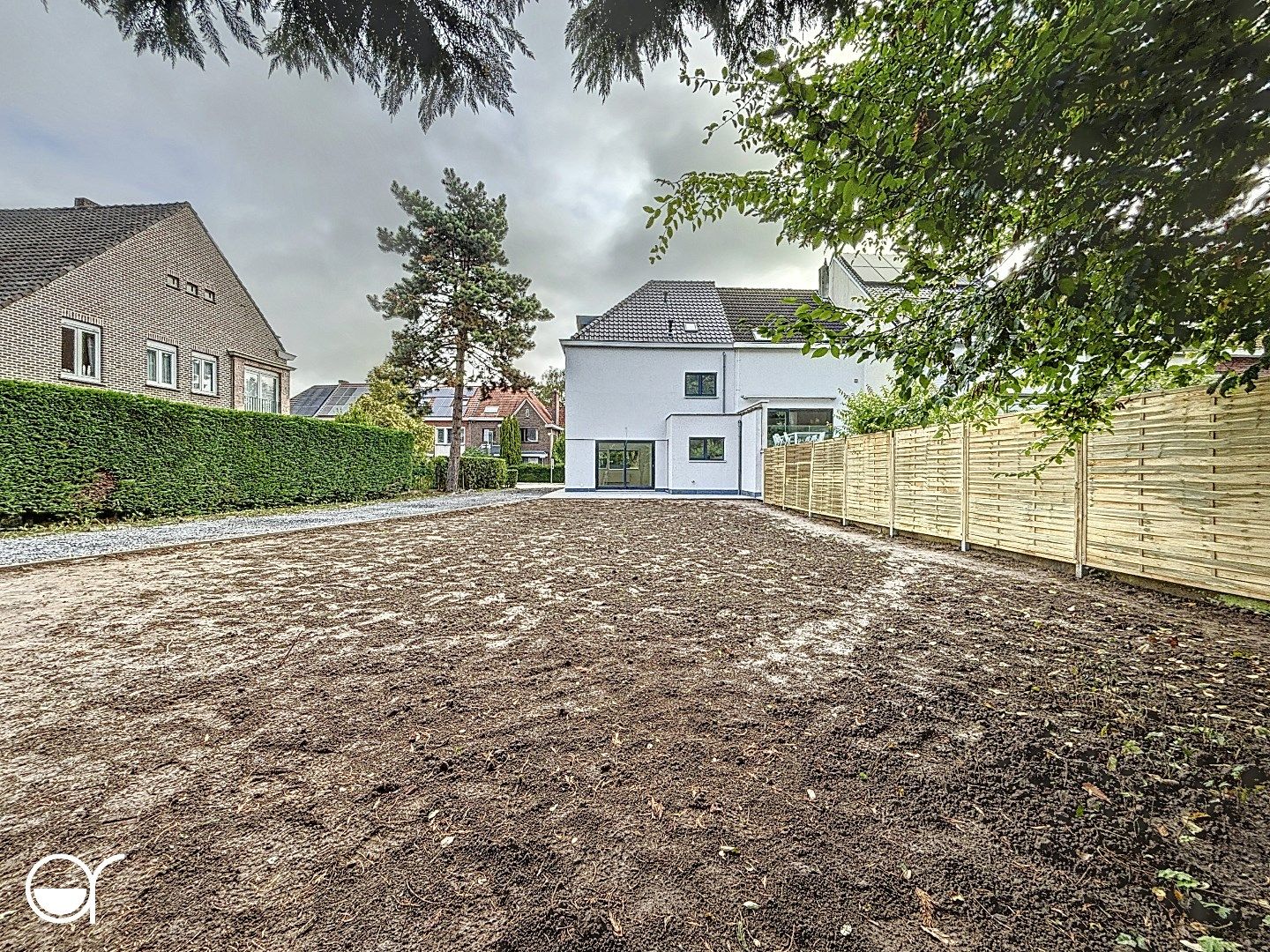 Halfopen bebouwing met 5 slaapkamers op fietsafstand van de stad foto 2